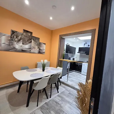 Maison La Source D'hote A *